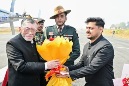 Deputy Commissioner and SSP welcomed the Governor on his arrival in Dhanbad