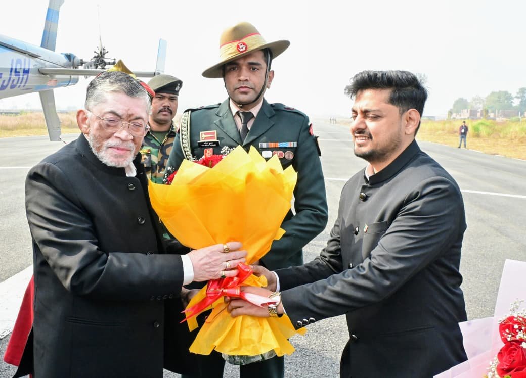 Deputy Commissioner and SSP welcomed the Governor on his arrival in Dhanbad