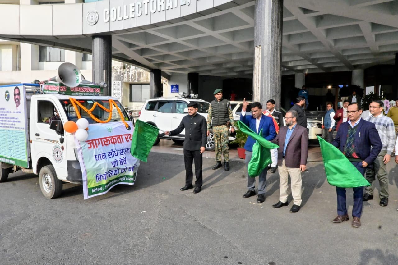 Deputy Commissioner flagged off the awareness chariot to promote the paddy procurement scheme