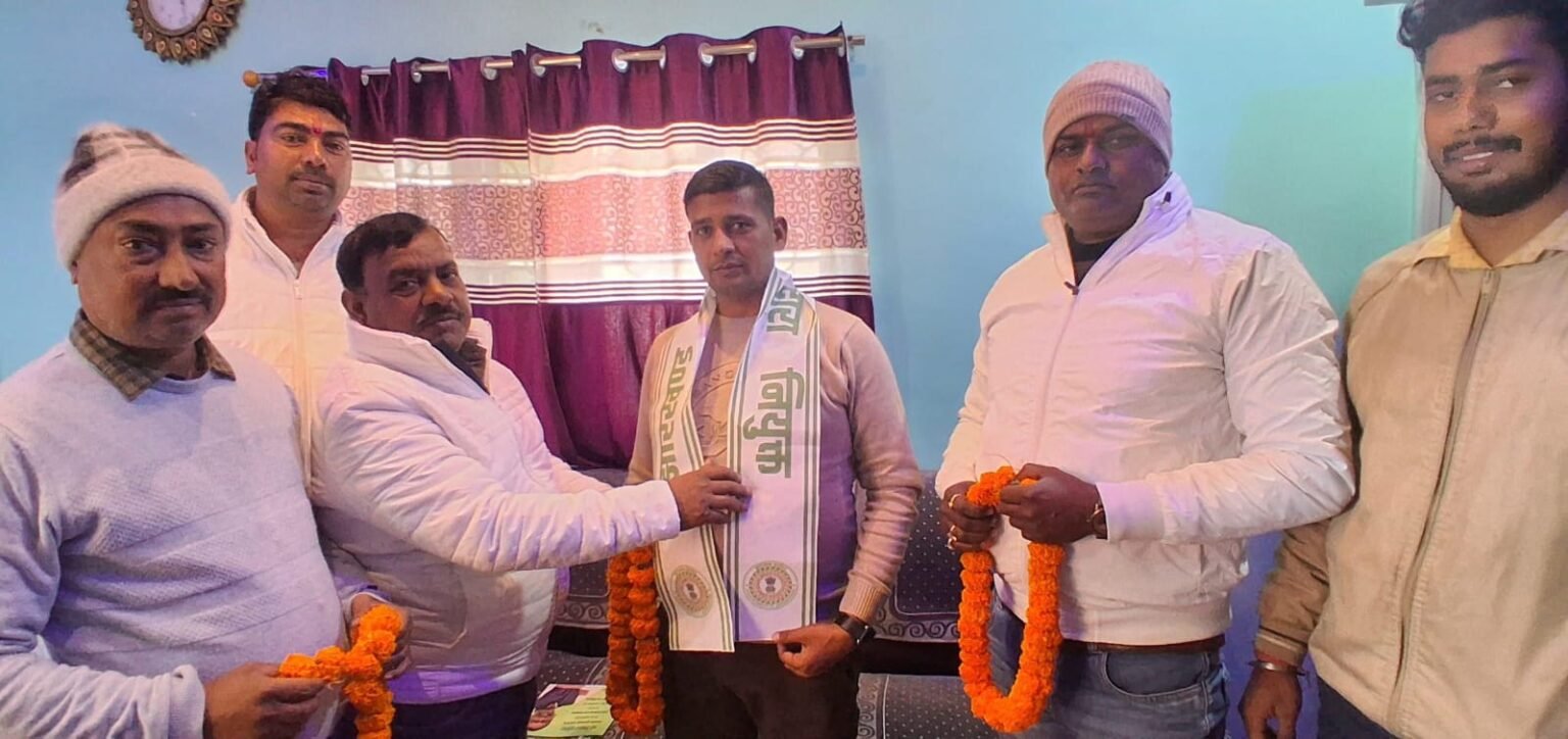Family members protest against non payment of compensation block NH 419