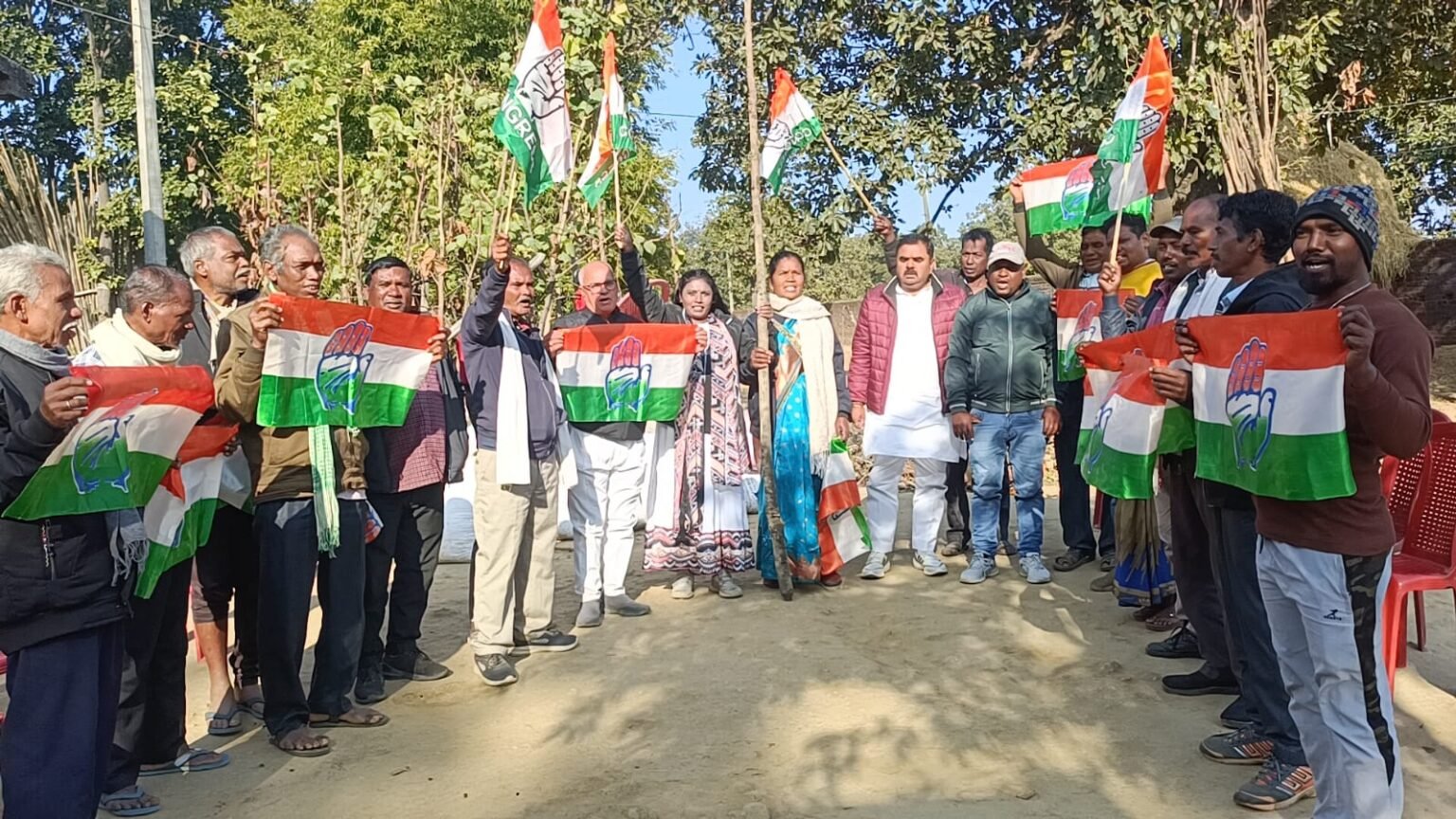 Former Sadar Assembly candidate Munna Singh celebrated the 140th foundation day of the Congress Party with Congress workers in Katkamdag