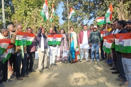Former Sadar Assembly candidate Munna Singh celebrated the 140th foundation day of the Congress Party with Congress workers in Katkamdag
