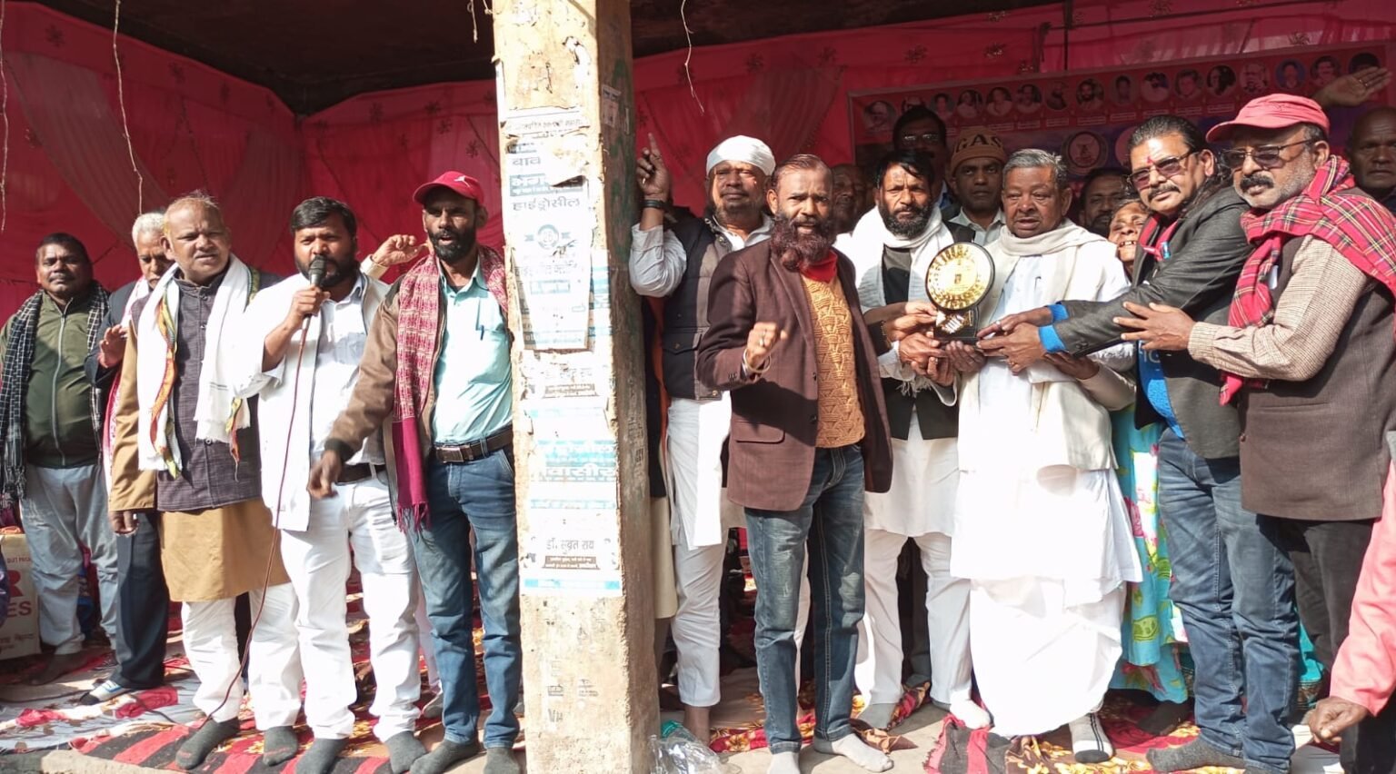Jharkhand Aandolankari Sangharsh Morcha Hazaribagh submitted a memorandum to the Commissioner through a sit in
