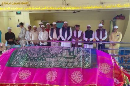 Minority Fronts newly appointed district president Sagir Khan offered a chadar at the tomb of Data Mehboob Shah and prayed for peace and strengthening of the organization