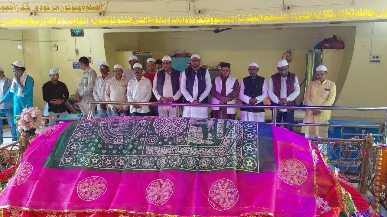 Minority Fronts newly appointed district president Sagir Khan offered a chadar at the tomb of Data Mehboob Shah and prayed for peace and strengthening of the organization