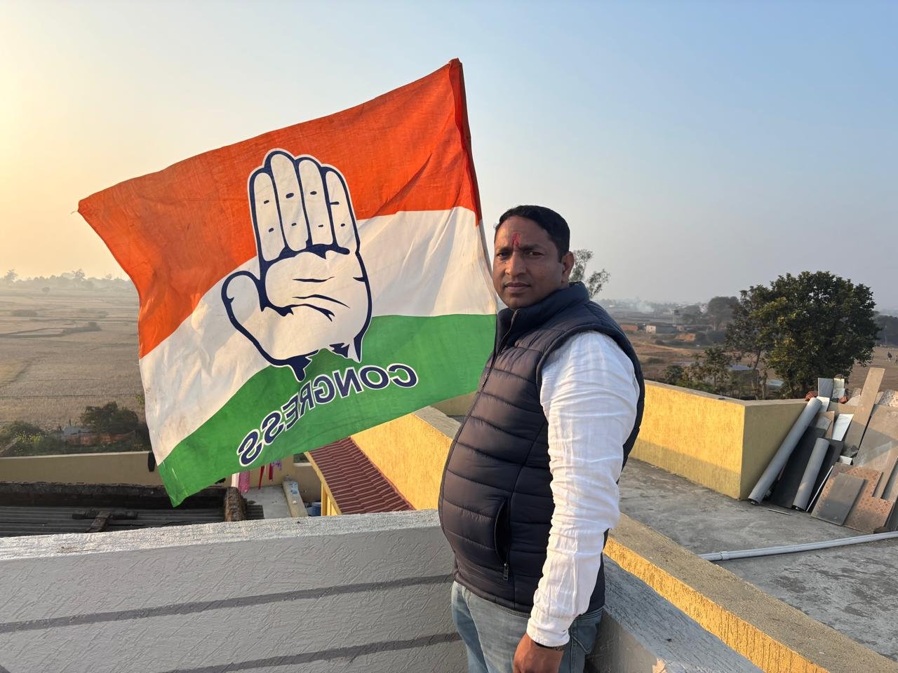On the 140th foundation day of the Congress OBC District President Ajay Prajapati hoisted the party flag and pledged to strengthen the organization