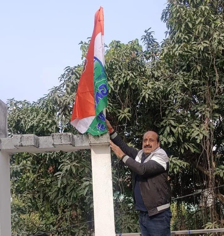On the 140th foundation day of the Congress Uday Lakhmani hoisted the party flag and pledged to protect the Constitution and democracy