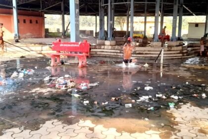 The Surajkund Dham complex a center of religious faith is filled with garbage. Officials and public representatives are indifferent