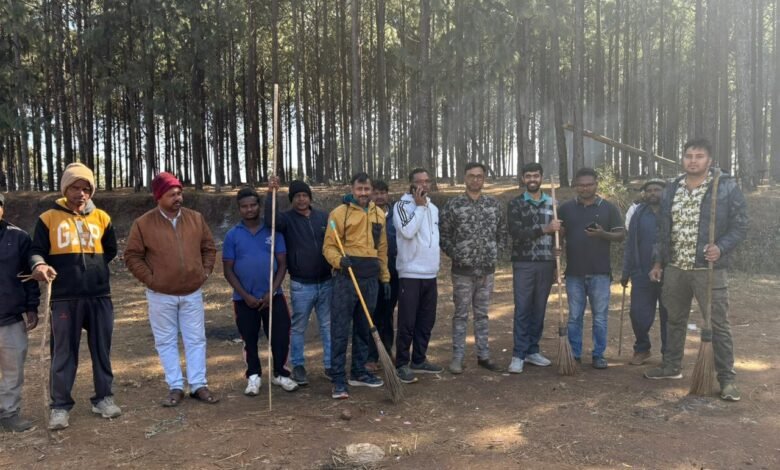After 30000 tourists Netarhat witnessed a cleanliness drive with tourist spots being cleaned en masse