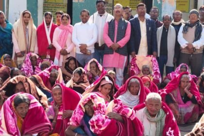 Cold relief initiative Public representatives distributed blankets among 140 needy people in Koriadih