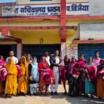 Distribution of blankets among the helpless at Bijaiya Panchayat Bhawan Zilla Parishad Vice President Kishun Yadav participated 1