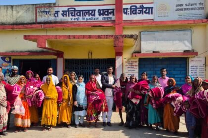 Distribution of blankets among the helpless at Bijaiya Panchayat Bhawan Zilla Parishad Vice President Kishun Yadav participated 1