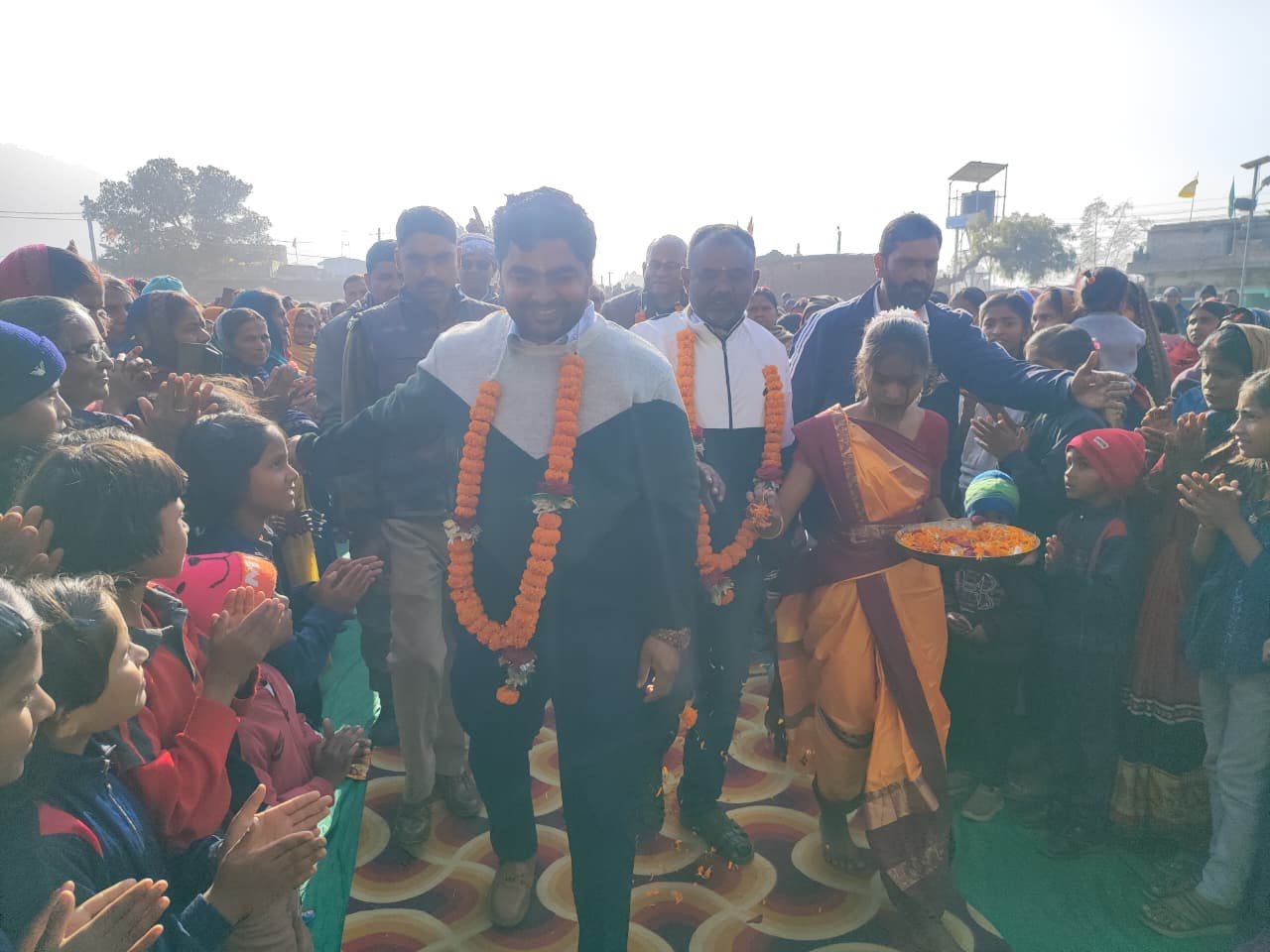 Hazaribagh DFO visits Srinagar village regarding ownership rights of DVC displaced peasants villagers welcome him