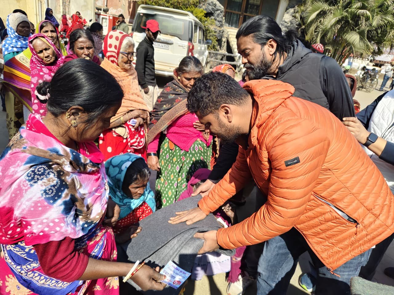 Hazaribagh Youth Wing has become a strong shield of relief in the severe cold so far 850 needy people have received support