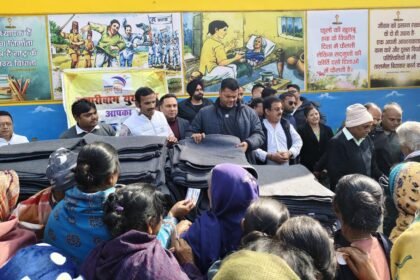 Hazaribagh Youth Wing pledged to serve in the harsh cold and distributed blankets among the needy