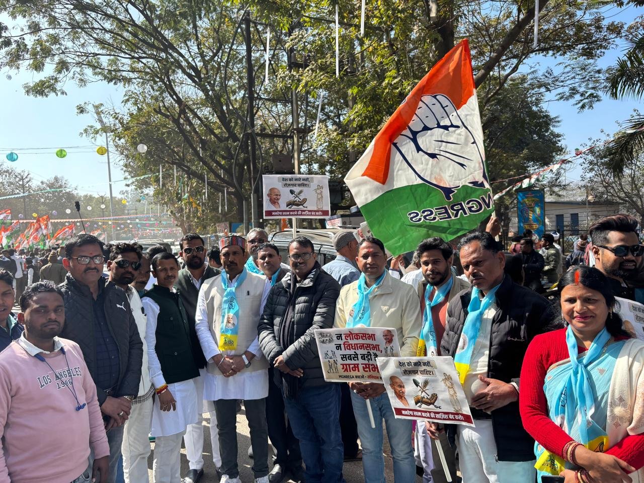 Hundreds of workers participated in the Save MNREGA campaign under the leadership of OBC Congress District President Ajay Prajapati