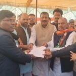 In support of the three point demands BJP workers demonstrated in front of Vishrampur Nagar Panchayat office and staged a one day protest