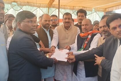 In support of the three point demands BJP workers demonstrated in front of Vishrampur Nagar Panchayat office and staged a one day protest