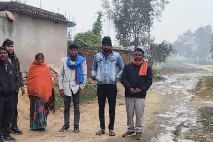 In ward 14 of Nagar Panchayat Kavilasi village dirty water from the drain is flowing on the road the road has turned into potholes and mud people are troubled