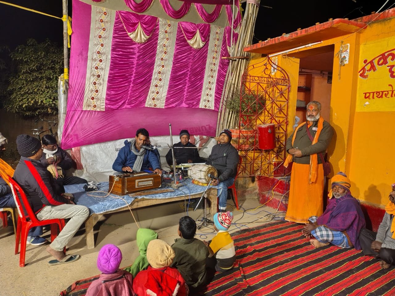 On Paush Purnima a wave of devotion surged at Sankat Mochan Dham Pathrol khichdi prasad was distributed along with bhajan evening and Hanuman Maha Aarti