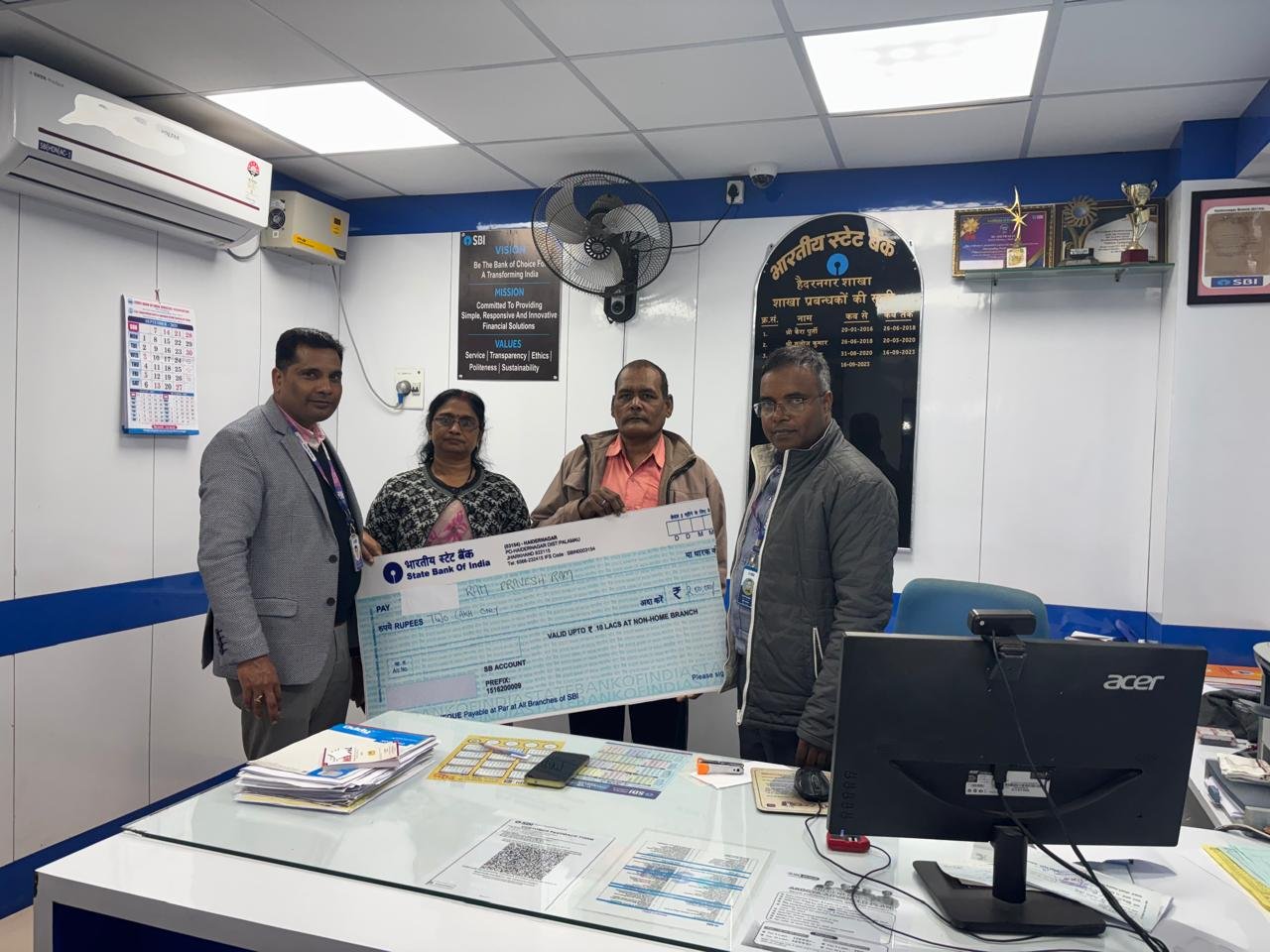 SBI gave a cheque of Rs 2 lakh as insurance amount
