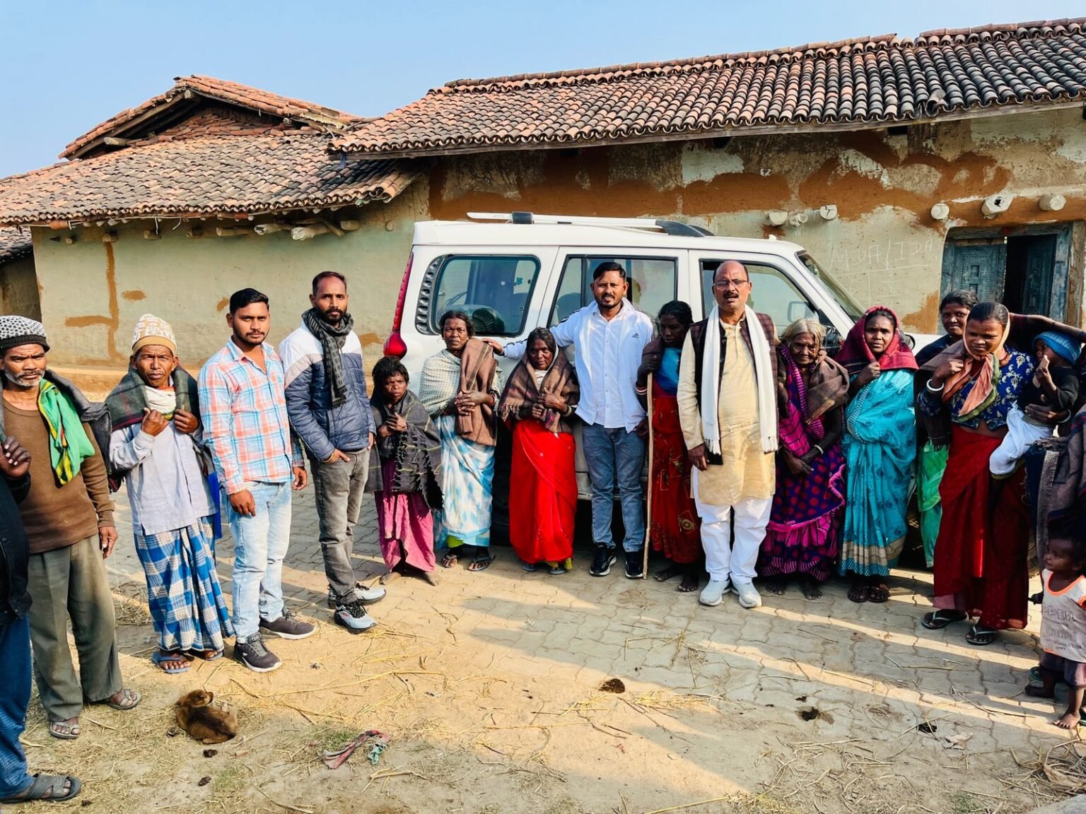 Service work on birthday BJP District Vice President and MLA representative Ramesh Thakur distributed blankets among tribal families