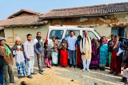 Service work on birthday BJP District Vice President and MLA representative Ramesh Thakur distributed blankets among tribal families