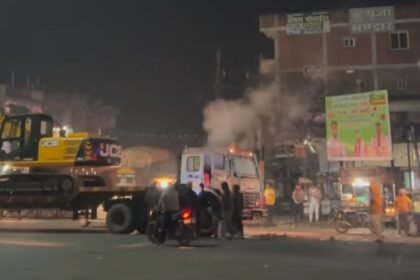 Smoke suddenly rose from a JCB laden trailer at Barhi Chowk a major accident was averted due to the promptness of the people