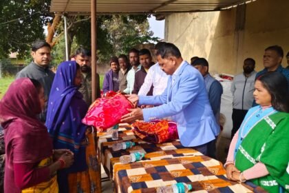 Social worker Manjeet Sharma distributed 500 blankets on his death anniversary