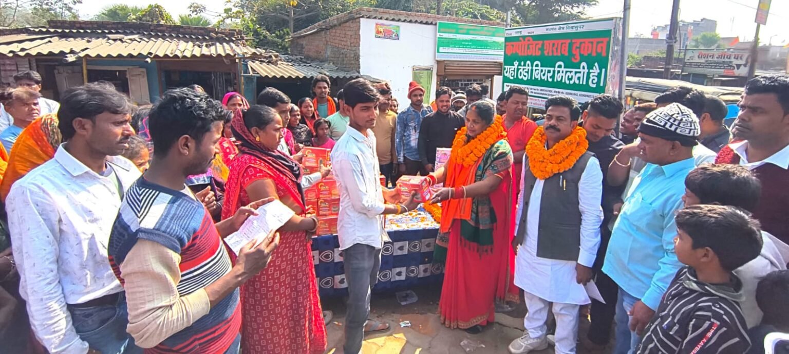 The future presidential candidate and social worker distributed chuda jaggery and tilkut at Vishrampur bus stand