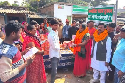 The future presidential candidate and social worker distributed chuda jaggery and tilkut at Vishrampur bus stand