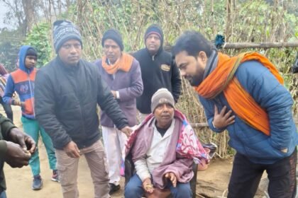Ward councilor candidate and social worker distributed 350 blankets among the needy by going door to door in Godrama Kala village