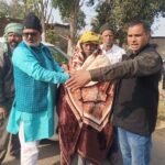 सांसद के निर्देश पर प्रतिनिधि बंटी मोदी ने ज़रूरतमंदों के बीच किया कम्बल का वितरण