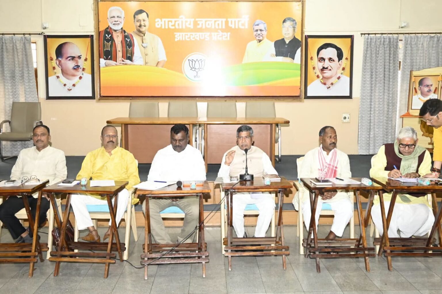 प्रदेश अध्यक्ष आदित्य साहू ने प्रदेश भाजपा कार्यालय में पदाधिकारियों के साथ बैठक की