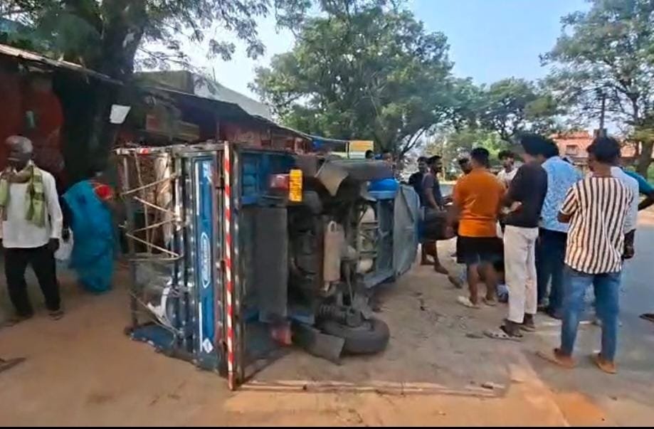 पेटरवार में स्कॉर्पियो और मालवाहक टेंपो में जोरदार टक्कर