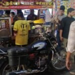 बाइक की सीट के अंदर निकला सांप